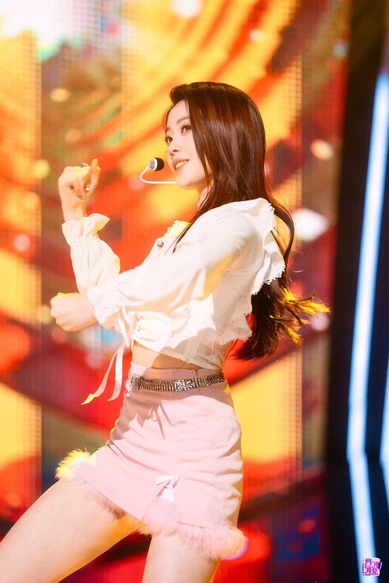 220123 Kep1er Xiaoting - 'WA DA DA' at Inkigayo documents 21