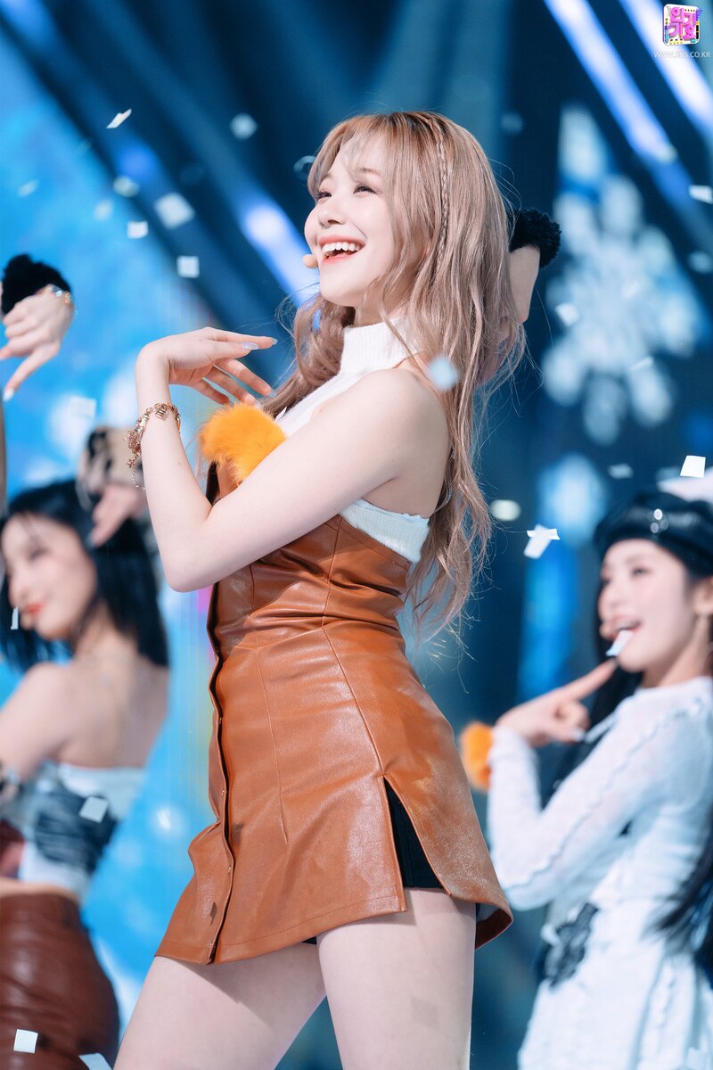 220130 fromis_9 Jiheon - 'DM' at Inkigayo documents 13