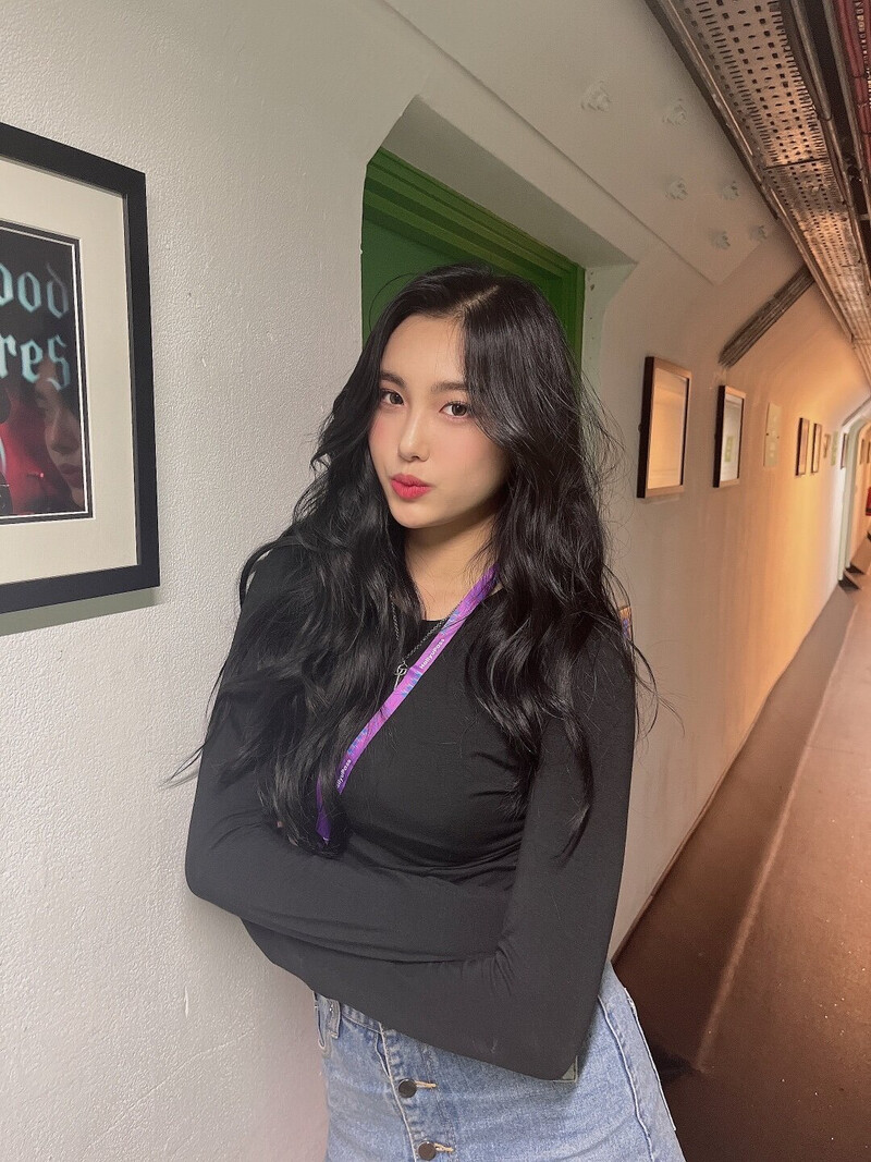 220708 EVERGLOW Twitter Update - Aisha | Kpopping