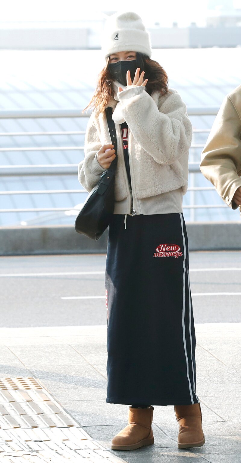 231228 NewJeans Danielle at Incheon International Airport documents 4