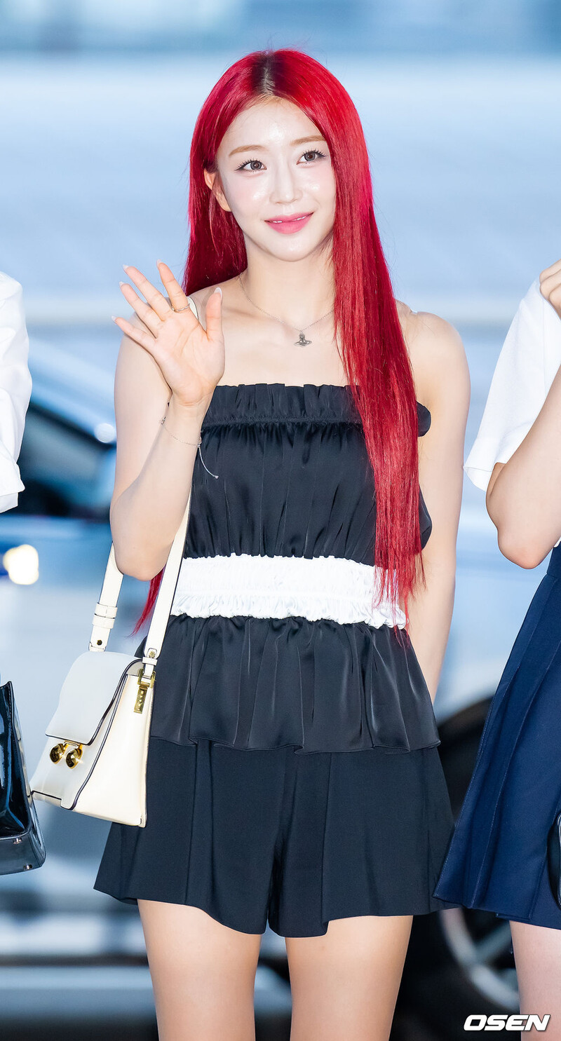 240724 STAYC Sumin at Incheon International Airport documents 1