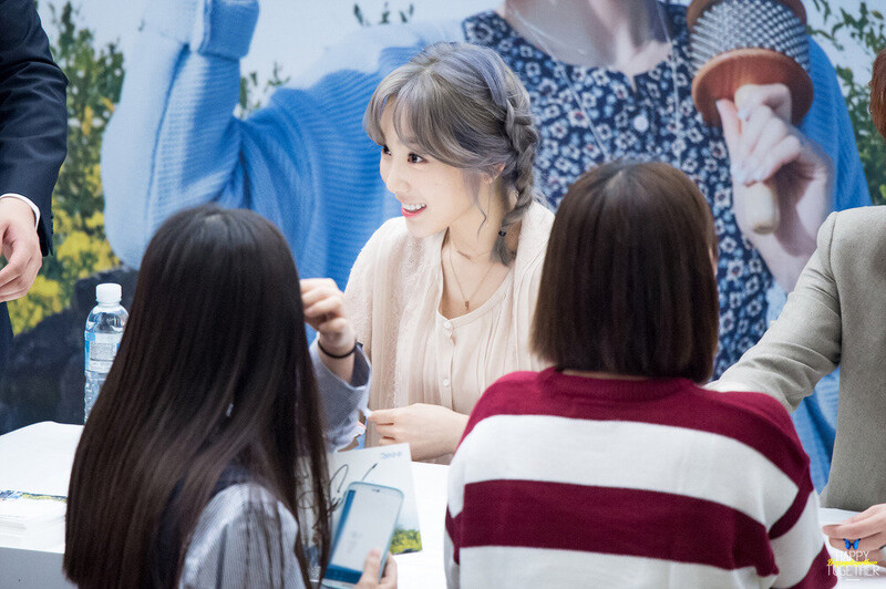 160923 Girls' Generation Taeyeon & Super Junior Kyuhyun at COEX 'Samdasoo' Fansign documents 6