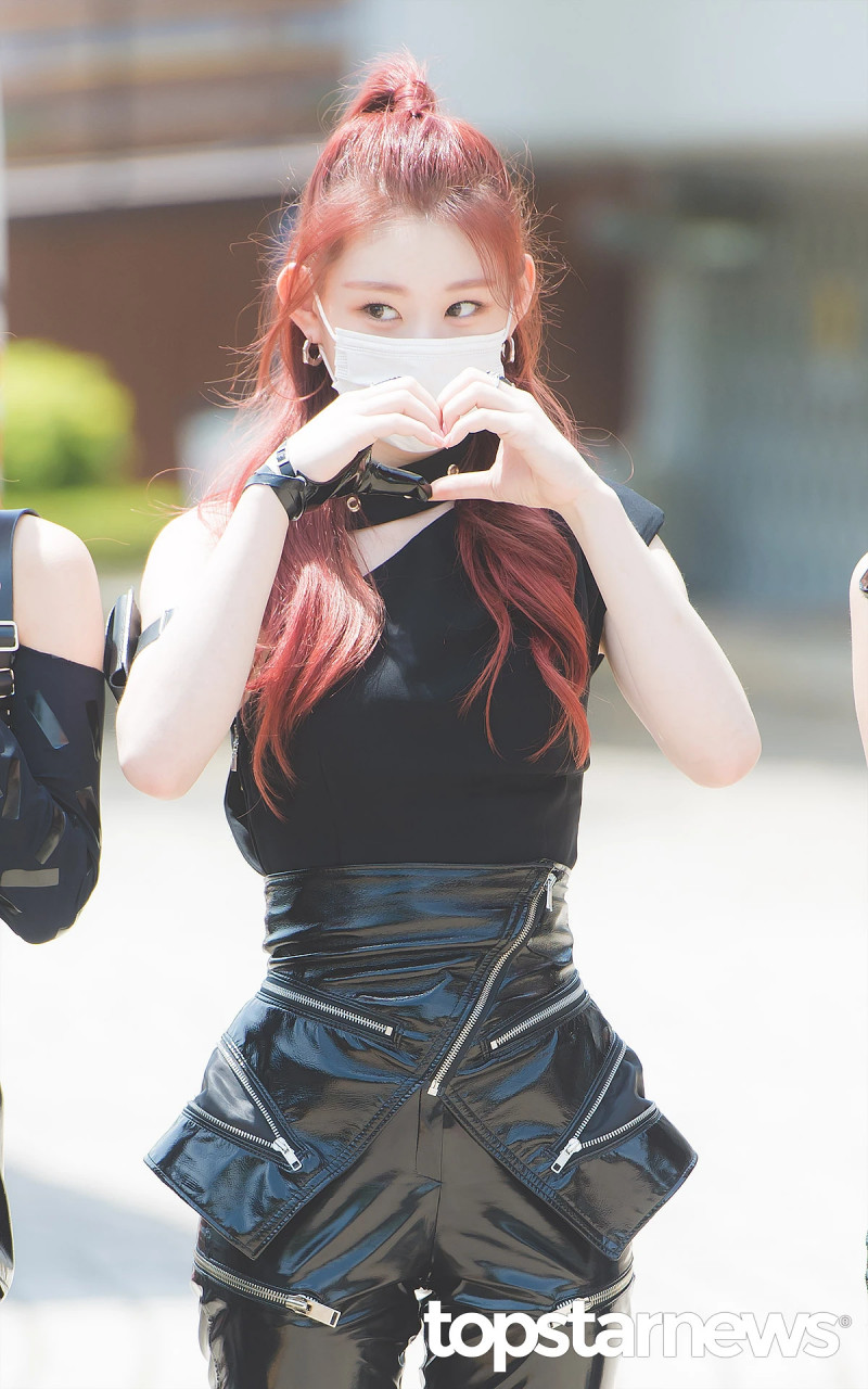 210512 ITZY Chaeryeong - On the way to Show Champion documents 6
