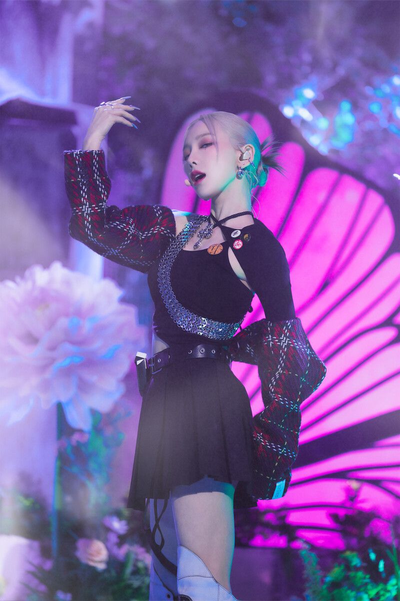 220220 Taeyeon - 'INVU' at Inkigayo documents 16