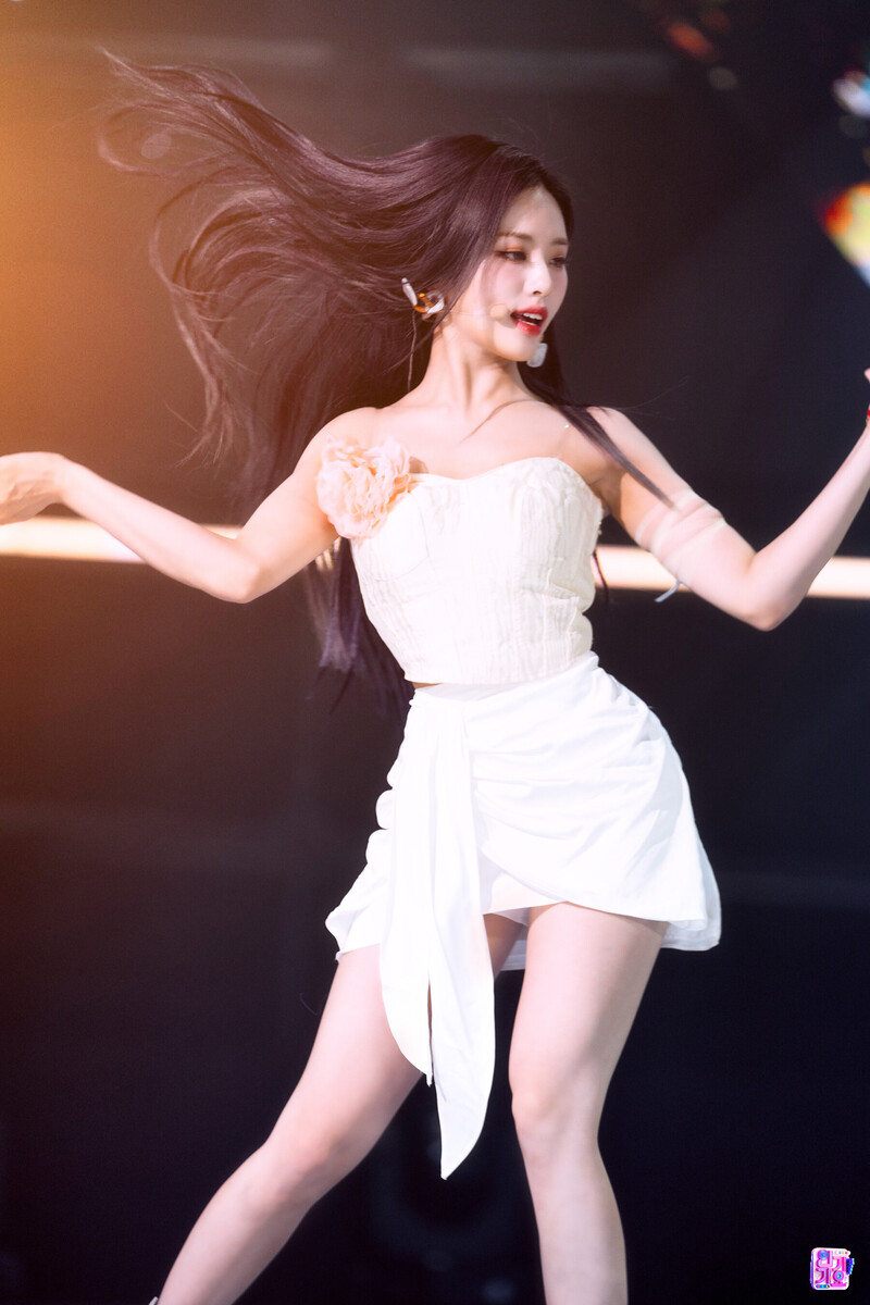 220710 fromis_9 Jiwon - 'Stay This Way' at Inkigayo documents 13