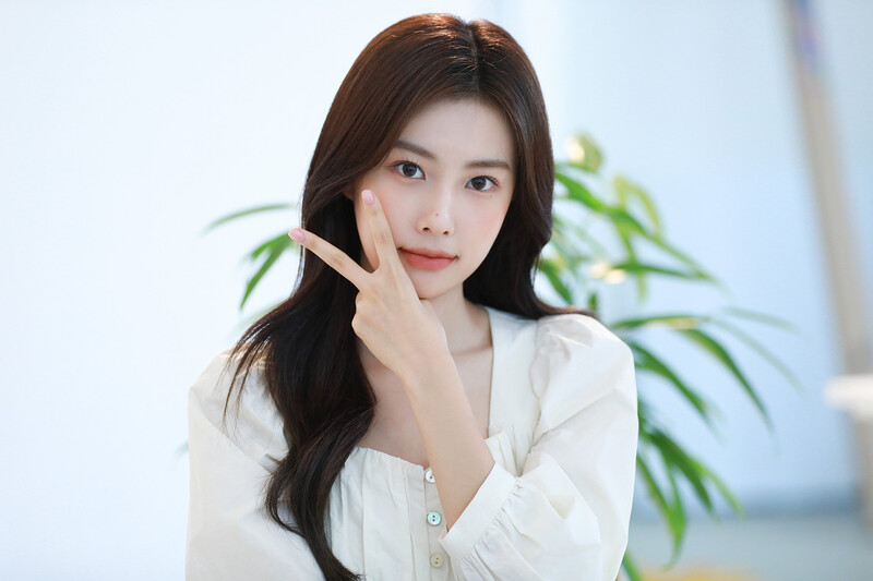 221029 8D Naver Post - Kang Hyewon - Manyo Factory Photoshoot Behind documents 8