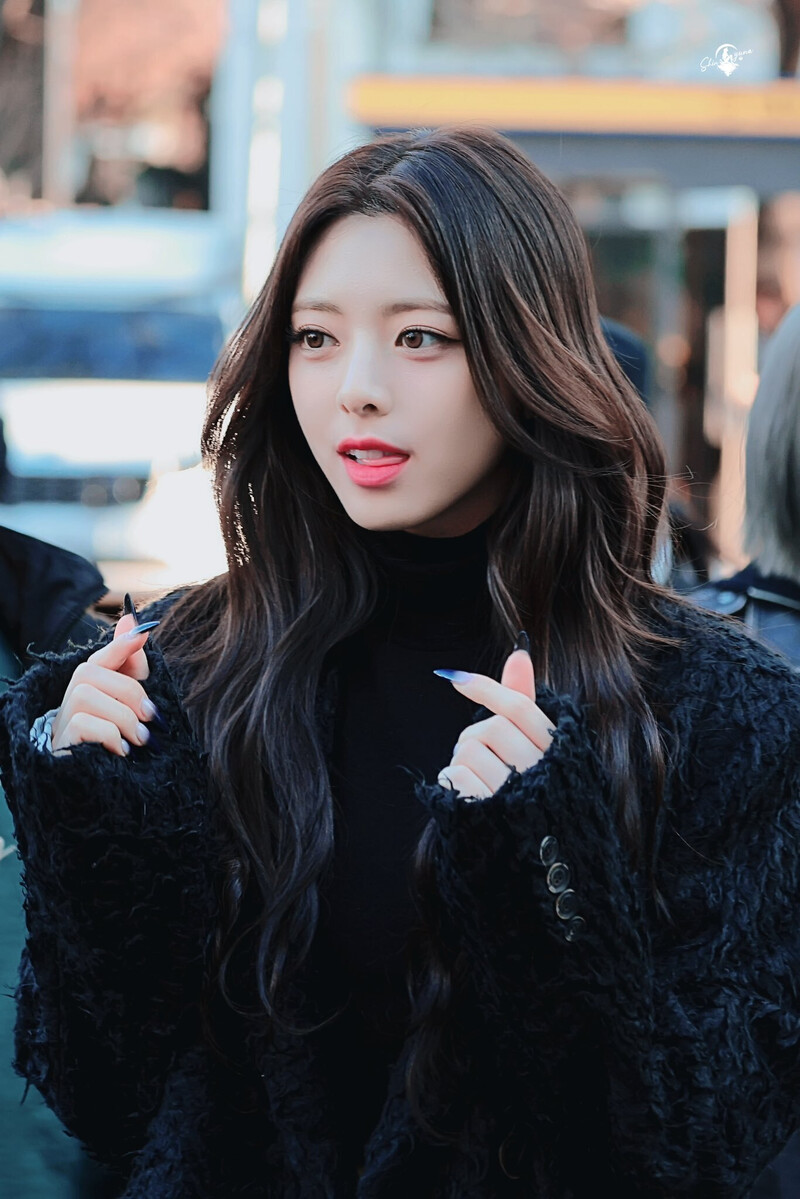 221202 ITZY Yuna - Music Bank Commute documents 2