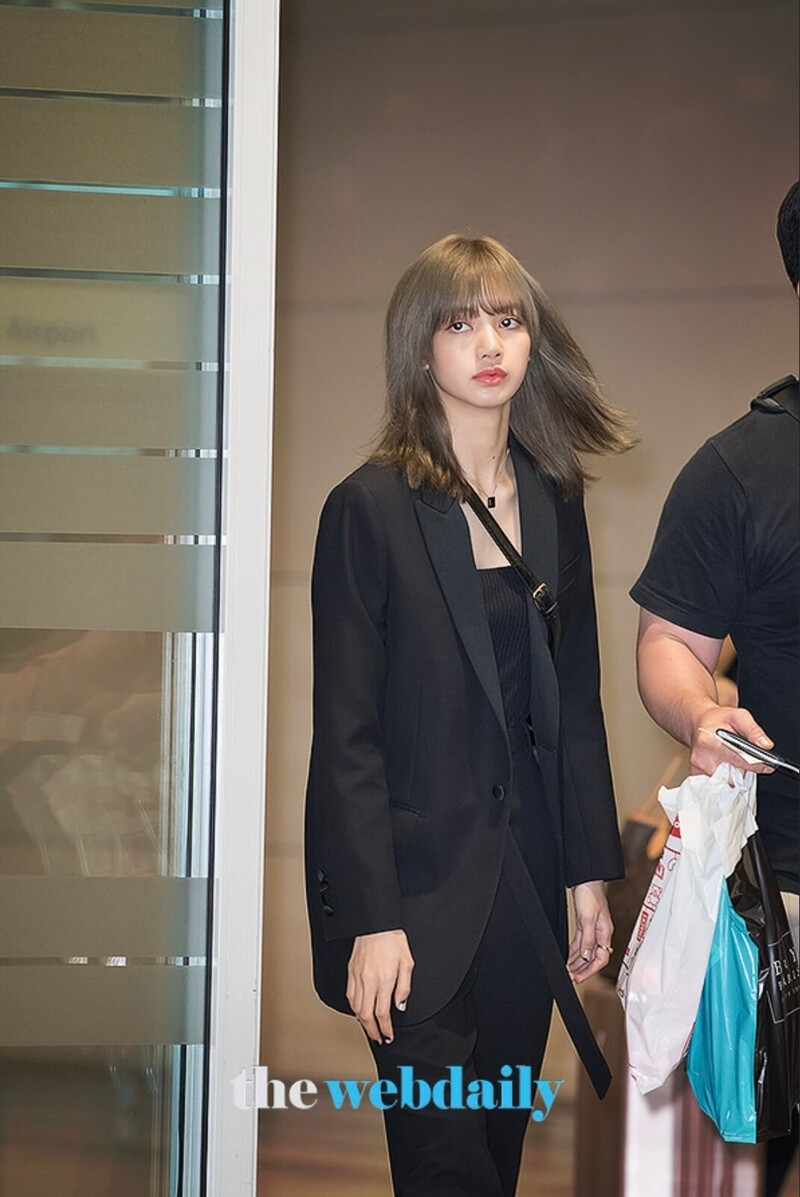 190626 - LISA at Airport Incheon back From Paris documents 5