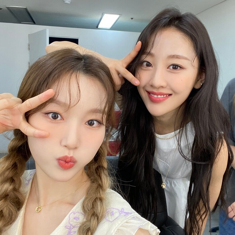 210911 LOONA Twitter Update - Go Won & Yves documents 1
