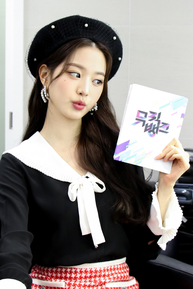 211018 Starship Naver Post - Wonyoung - Inkigayo MC Behind documents 2