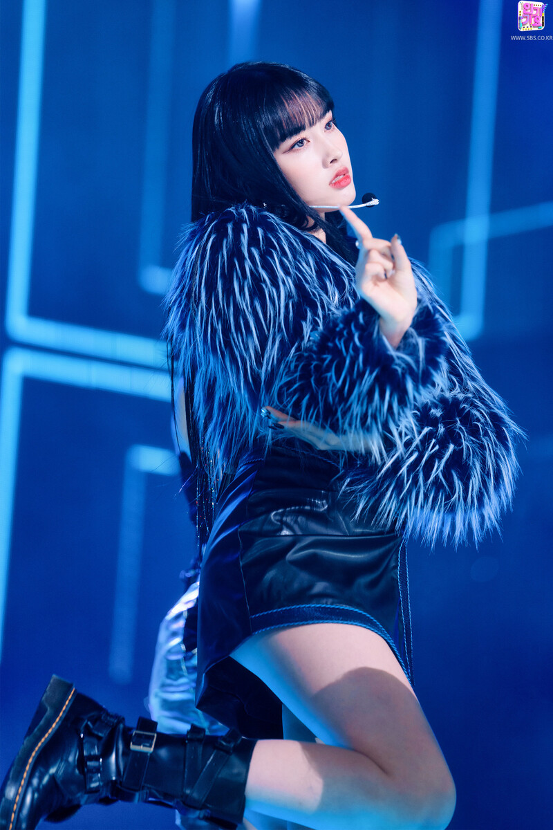 220306 STAYC Yoon - 'RUN2U' at Inkigayo documents 8