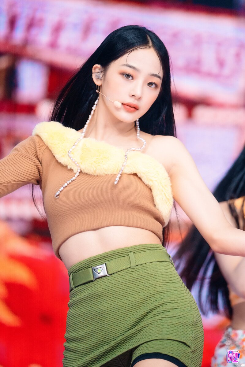 220821 NewJeans Minji - 'Attention' at Inkigayo documents 27