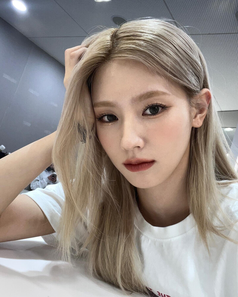 221015 (G)I-DLE Miyeon Instagram Update documents 10