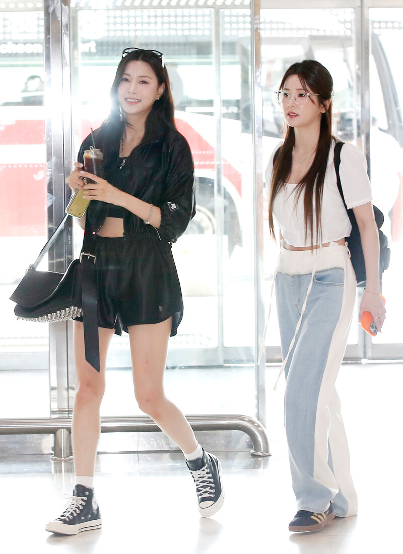 240730 Apink HAYOUNG at Gimpo International Airport leaving for 'UTO FEST 2024 in Yokohama' documents 4