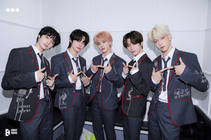 230317 TXT Weverse Update - 'Devil By The Window' Performance Photo Behind