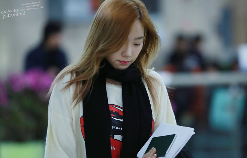 130302 Girls' Generation Taeyeon at Gimpo Airport documents 1