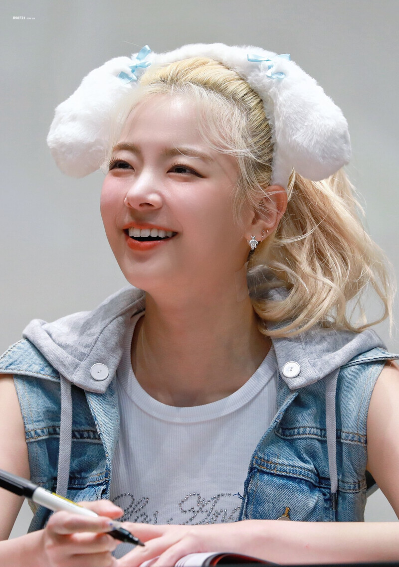 230826 ITZY Lia - Soundwave Fansign documents 1