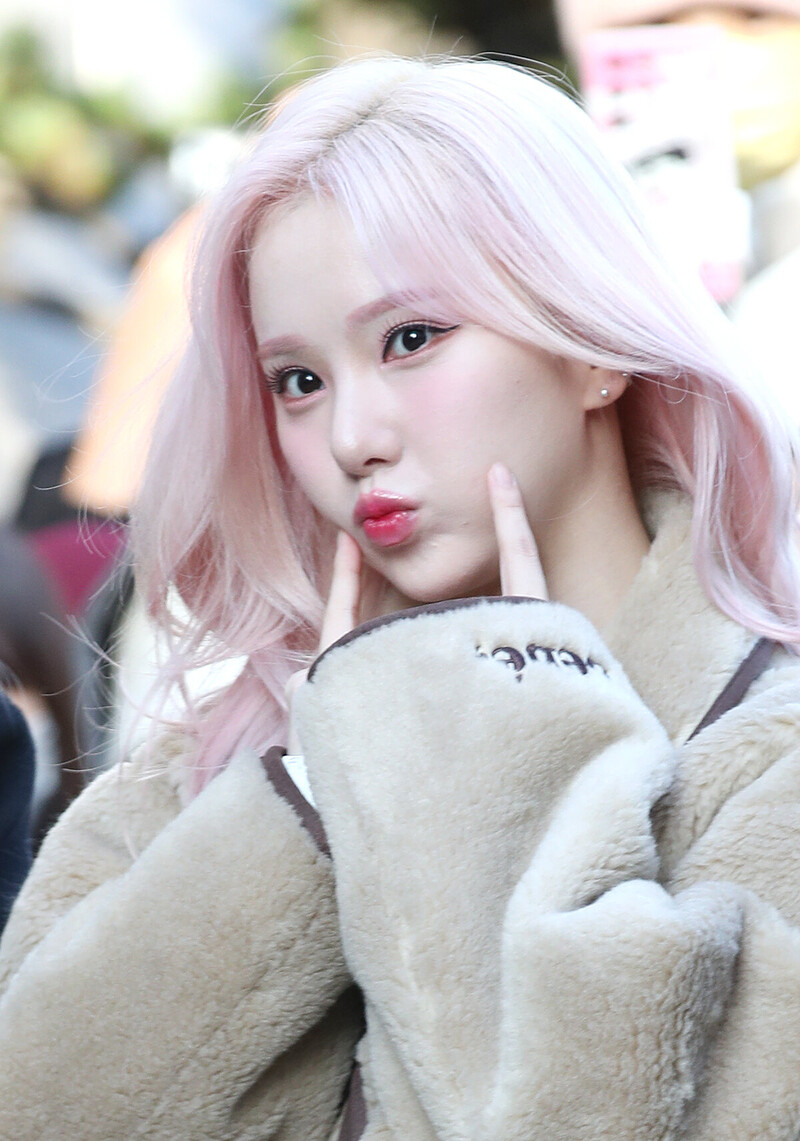 231110 VIVIZ Eunha - Music Bank Commute | Kpopping