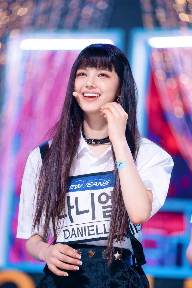 220807 NewJeans Danielle 'Cookie' at Inkigayo documents 8