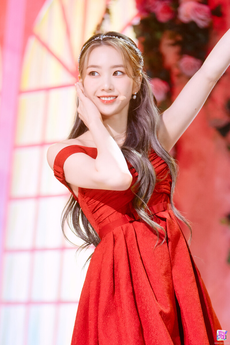 220403 OH MY GIRL Jiho - 'Real Love' at Inkigayo documents 1