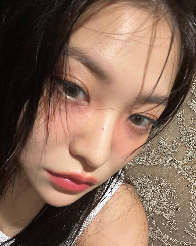 221109 Red Velvet Yeri Instagram Update documents 3