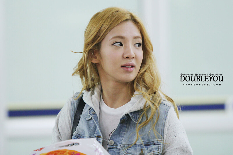 120926 Girls' Generation Hyoyeon at Gimpo Airport documents 1