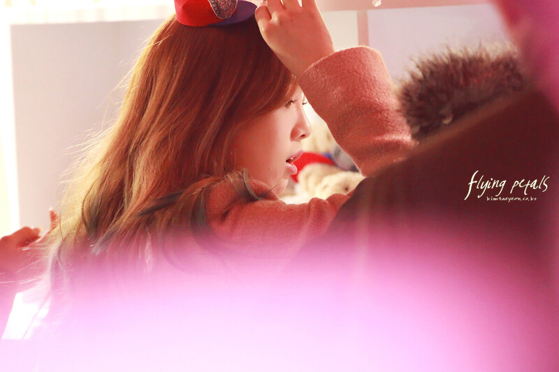 130102 Girls' Generation Taeyeon at SM Pop-up store documents 4