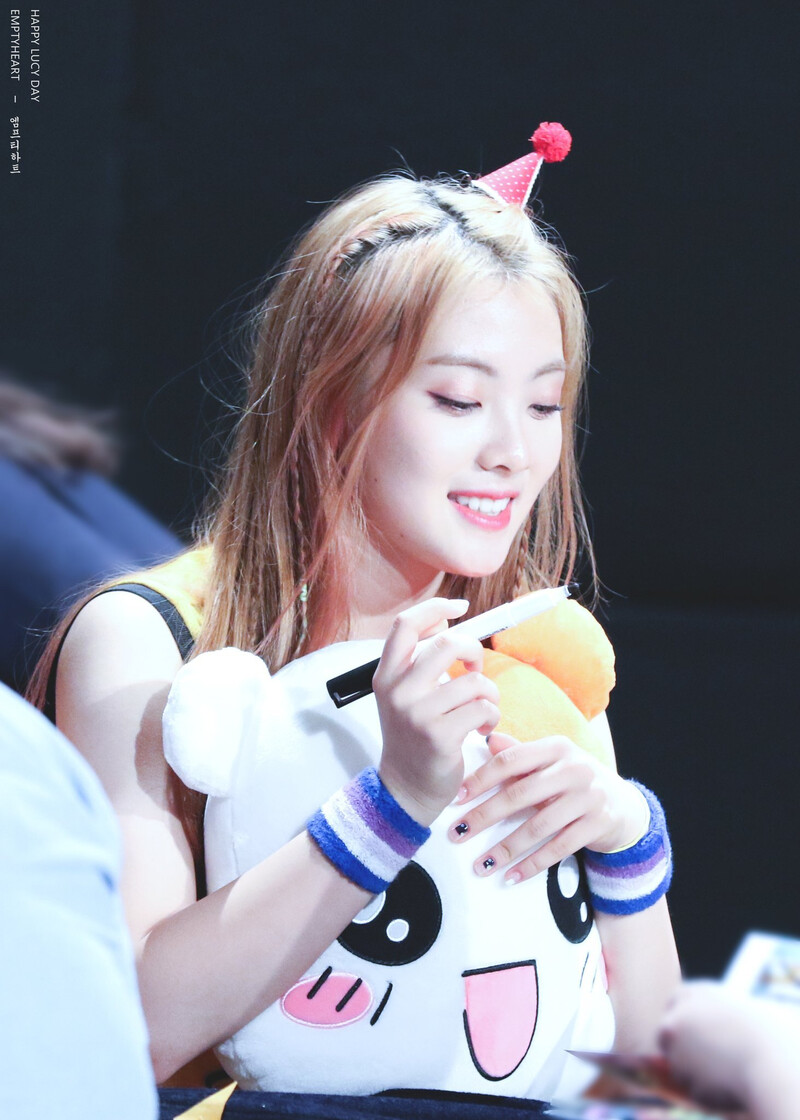 170826 Weki Meki Lucy at Gangnam 'WEME' Fansign documents 4