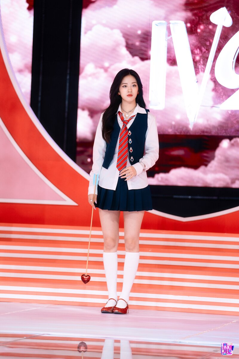 220410 IVE Yujin - 'LOVE DIVE' at Inkigayo documents 13