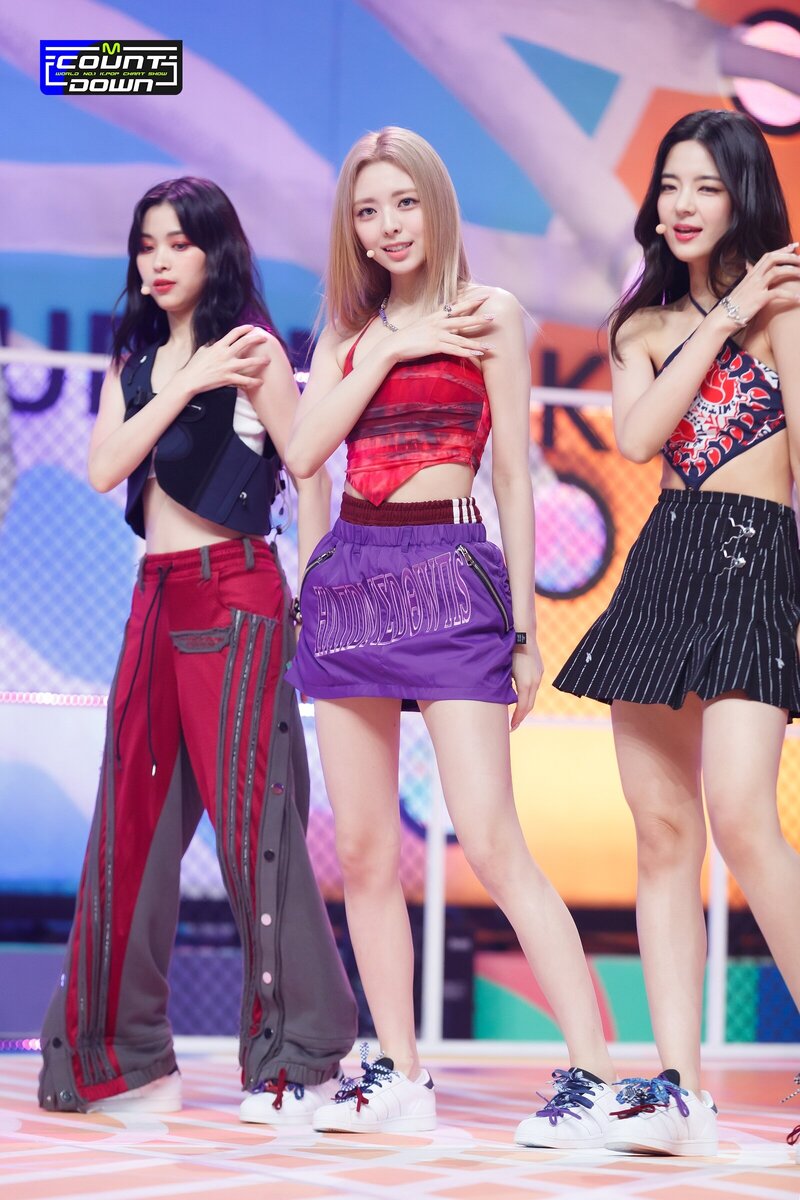 220721 ITZY Yuna - 'SNEAKERS' at M Countdown documents 3