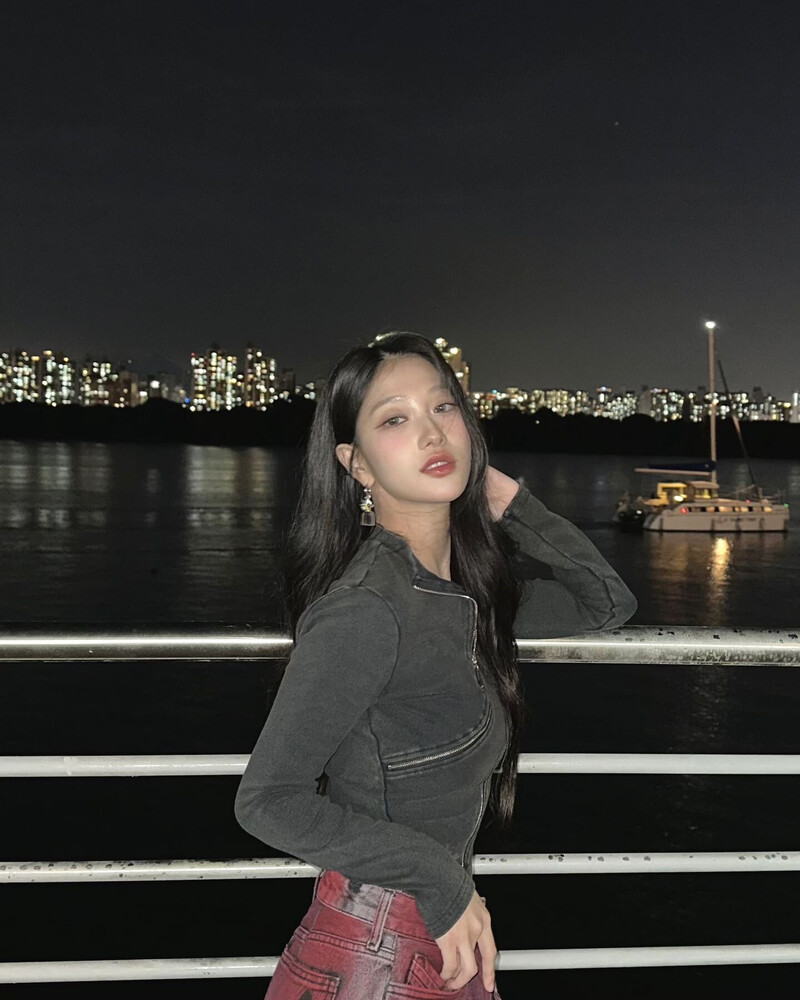 241026 fromis_9 Seoyeon Instagram Update documents 3