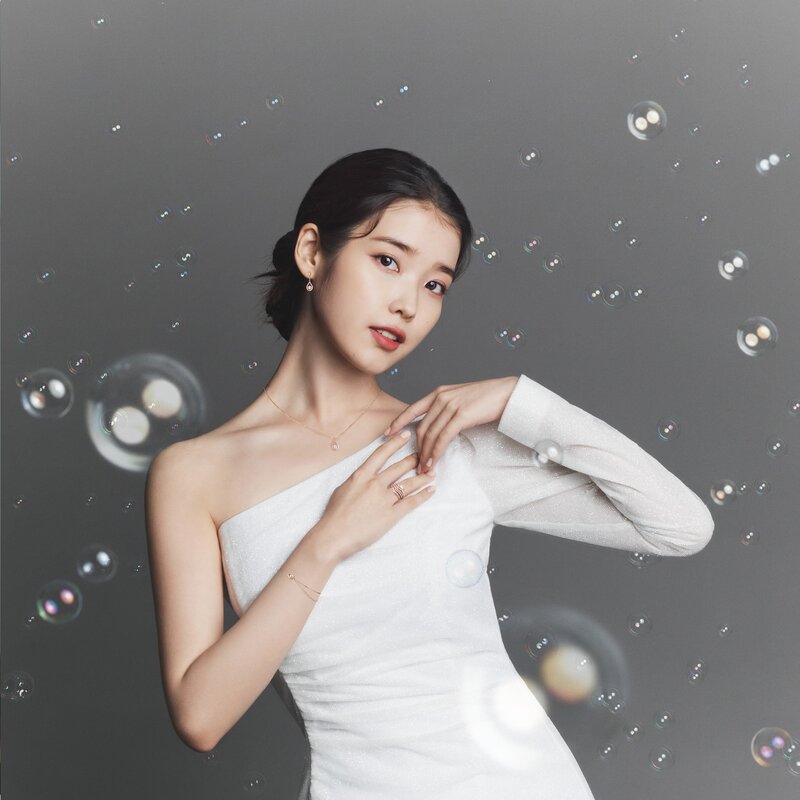 IU for J.ESTINA 2021 Holiday Campaign "Art Of Giving" documents 2