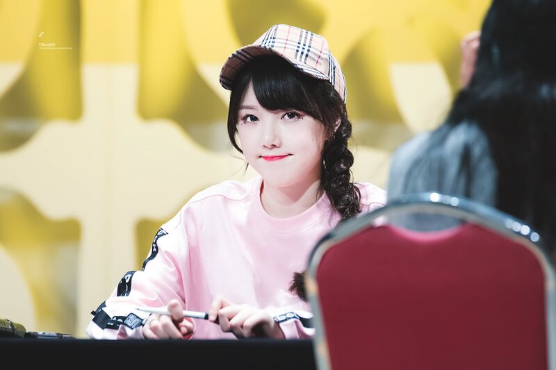 180503 GFRIEND Yerin at 'Time for the moon night' Sangam Fansign documents 4