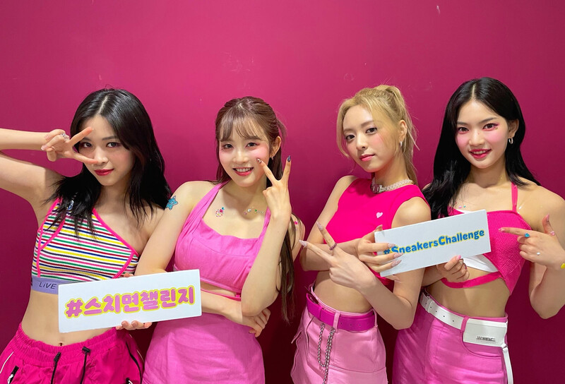 220723 ITZY Twitter Update - Yuna & Ryujin with STAYC Sieun & Isa documents 1