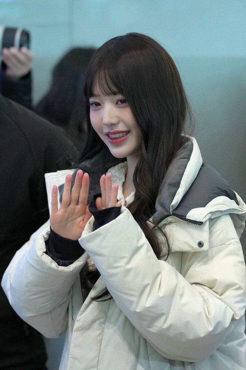231112 IVE's WONYOUNG at Icheon International Airport (ICN) documents 7