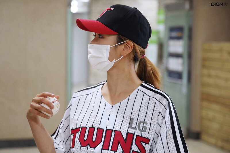210604 PlayM Naver Post - Apink's Bomi LG Twins First Pitch Behind documents 6
