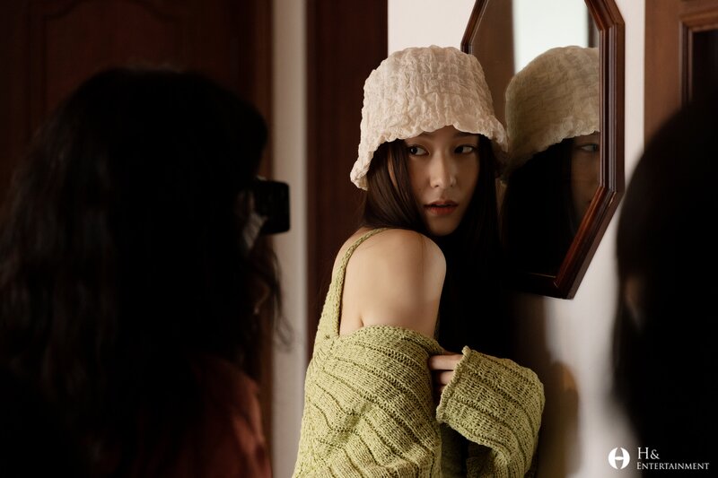 210812 H& Ent. Naver Post - Krystal's Big Issue Photoshoot Behind documents 15