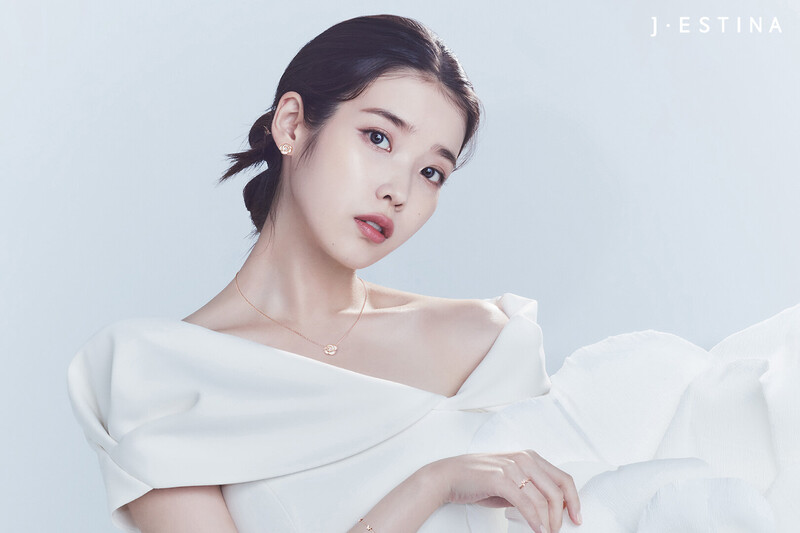 IU for J.Estina 2021 Winter 'Art of Giving' Collection documents 1