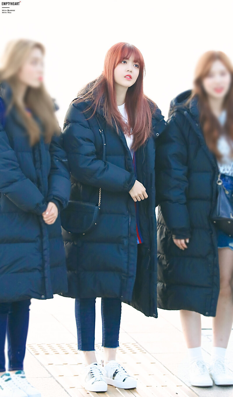 171110 Weki Meki Suyeon at Incheon Airport documents 5