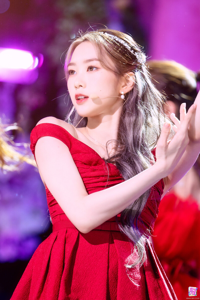 220403 OH MY GIRL Jiho - 'Real Love' at Inkigayo documents 14