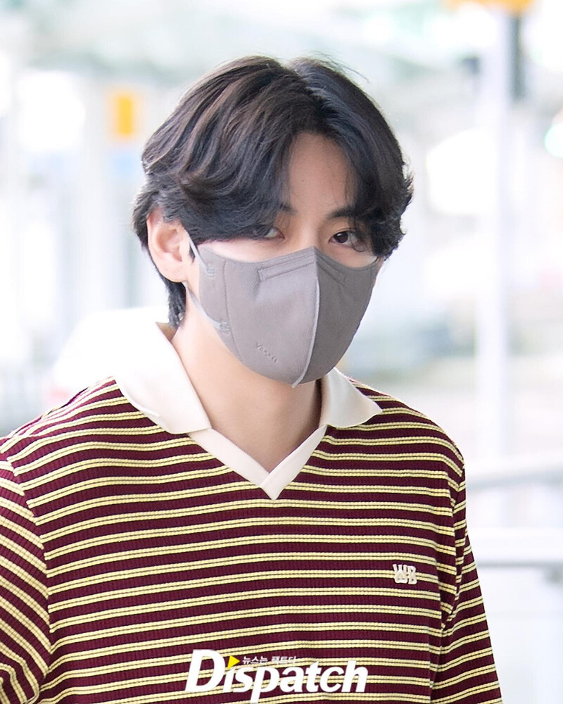 220824 BTS V at Incheon International Airport documents 1