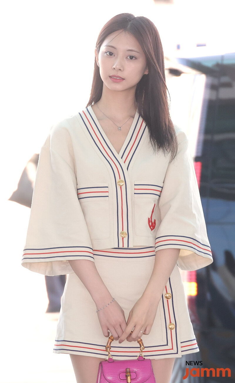 230901 TWICE Tzuyu at Incheon International Airport documents 1