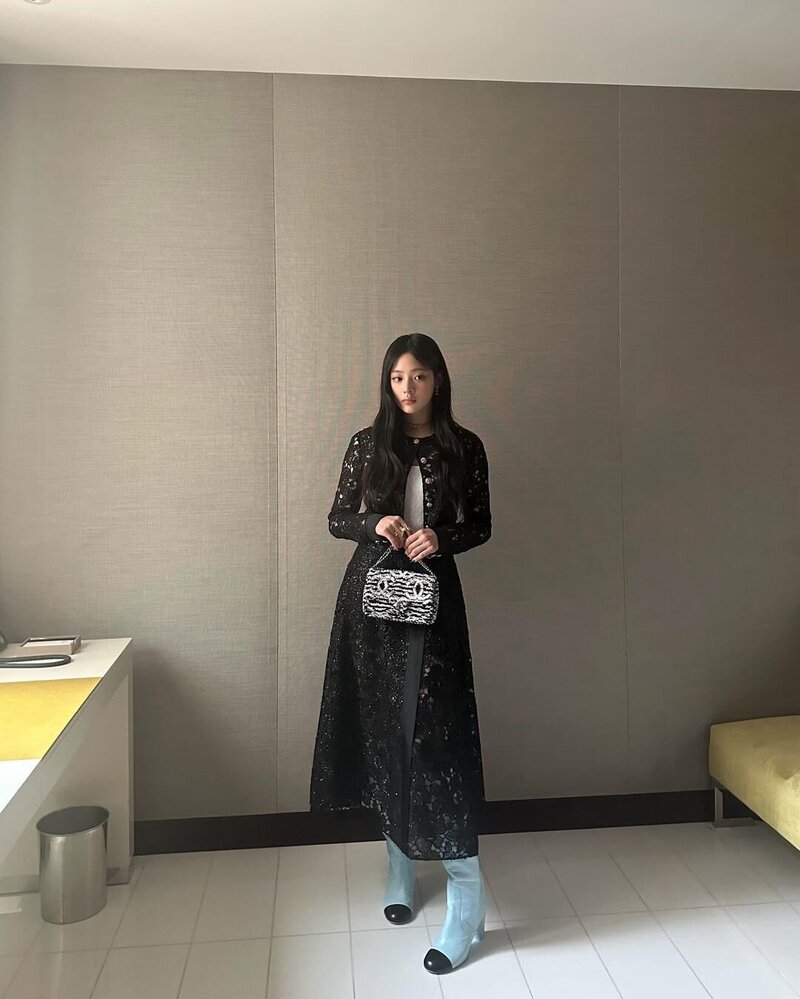240124 NewJeans Instagram Update - Minji at Chanel Haute Couture 2024 documents 3
