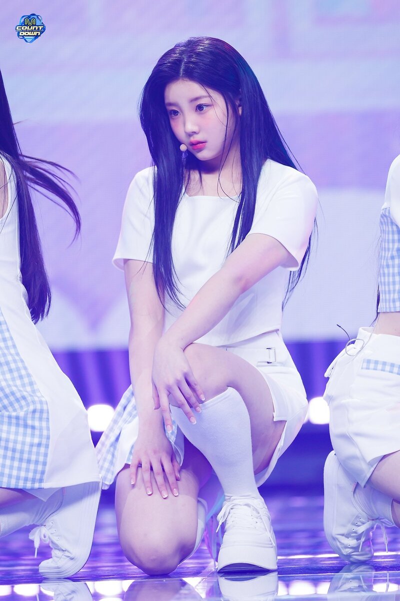 240411 ILLIT Wonhee - 'Magnetic' at M Countdown documents 16