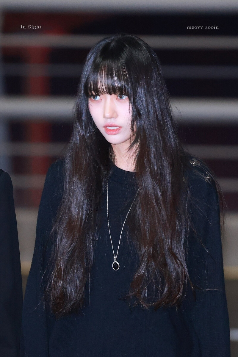 241119 MEOVV Sooin at Incheon International Airport documents 8