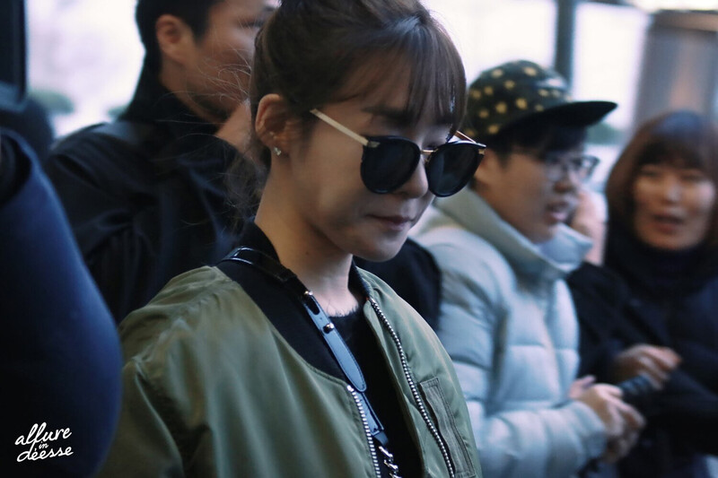 150105 Girls' Generation Tiffany at Incheon Airport documents 1