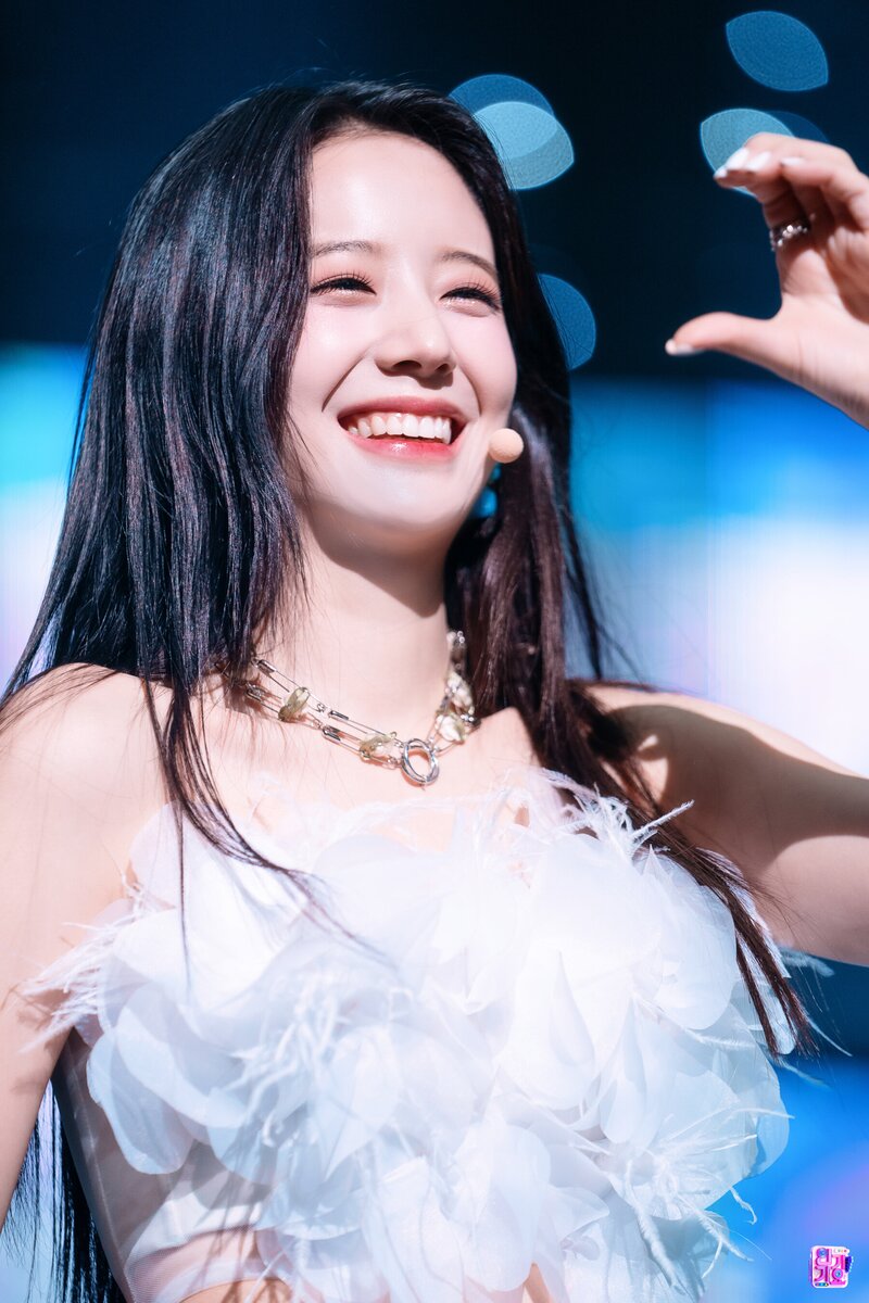 220710 fromis_9 Gyuri 'Stay This Way' at Inkigayo documents 6