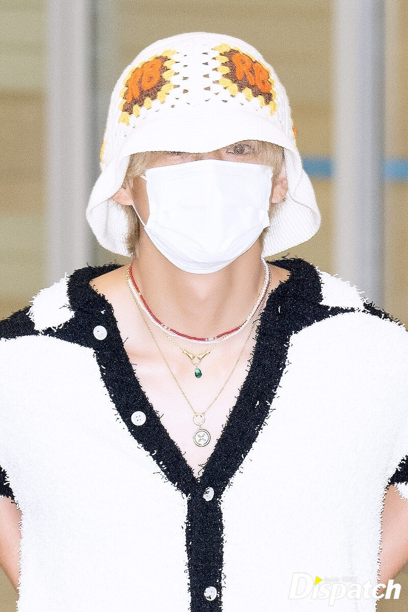 230609 BTS V at Incheon International Airport documents 1