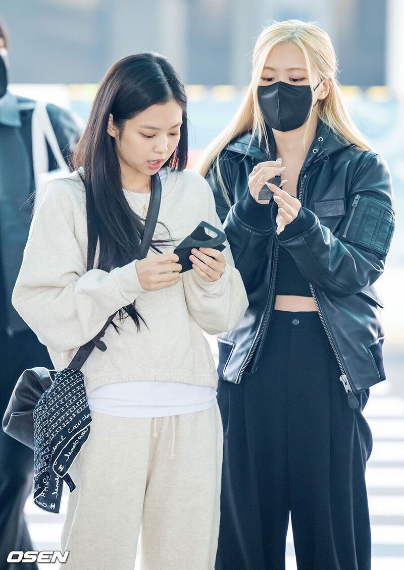 221021 BLACKPINK at the Incheon International Airport documents 6