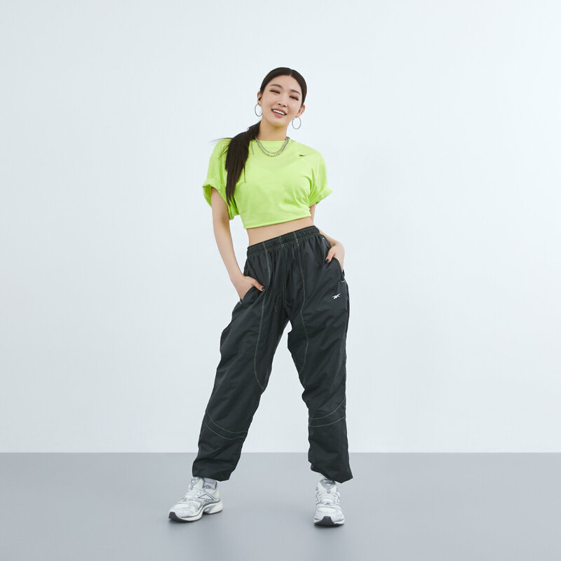 210604 MNH Naver Post - Chungha's Reebok Photoshoot Behind documents 1